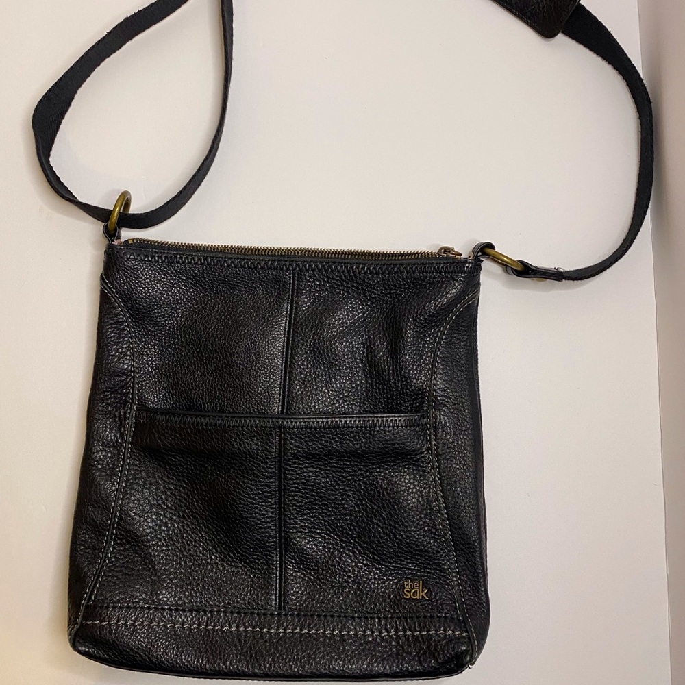 Women’s THE SAK IRIS CROSSBODY IN LEATHER PURSE W adjustable strap zipper black.